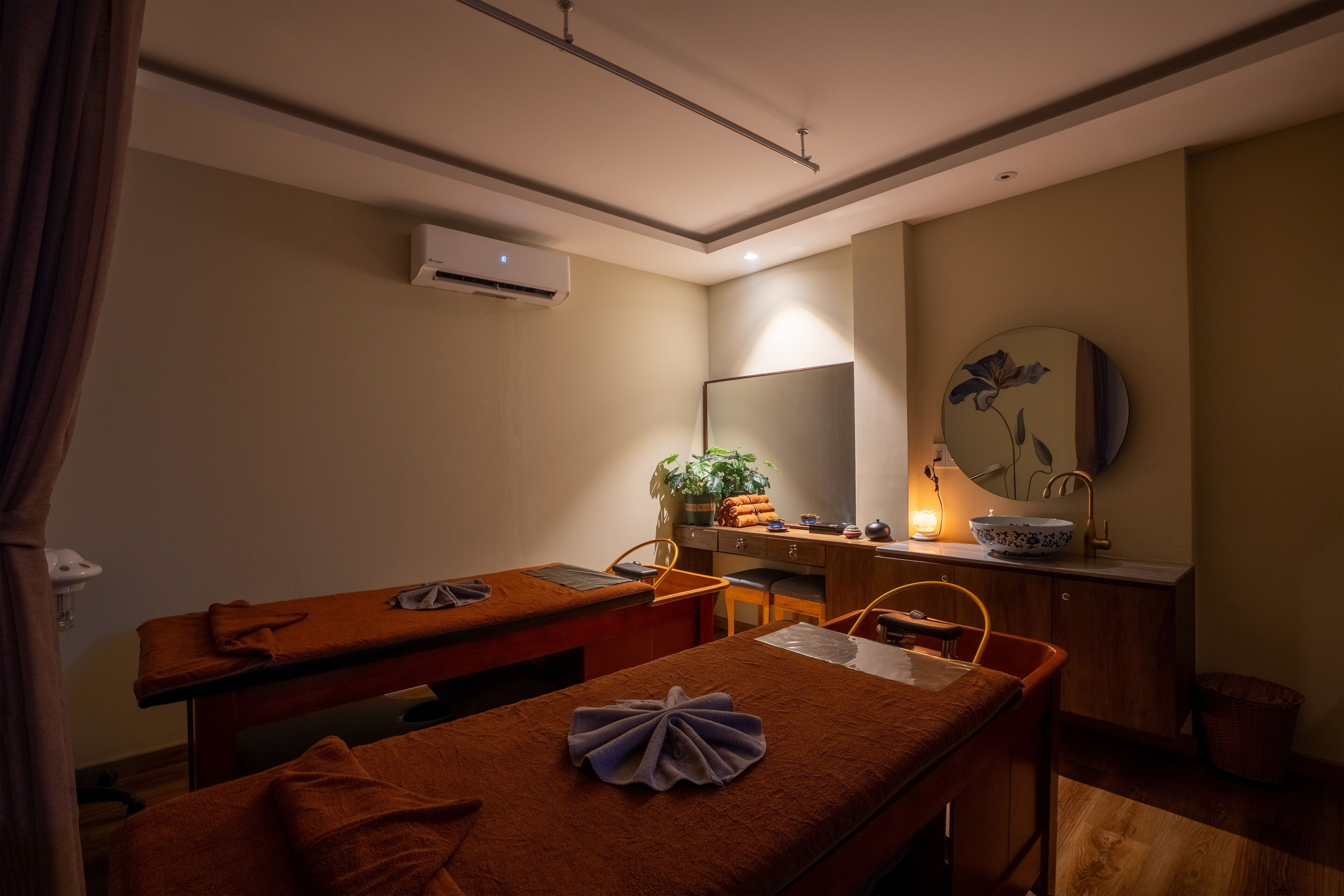 couples treatment room(s), sauna, hot tub, steam room, body treatments