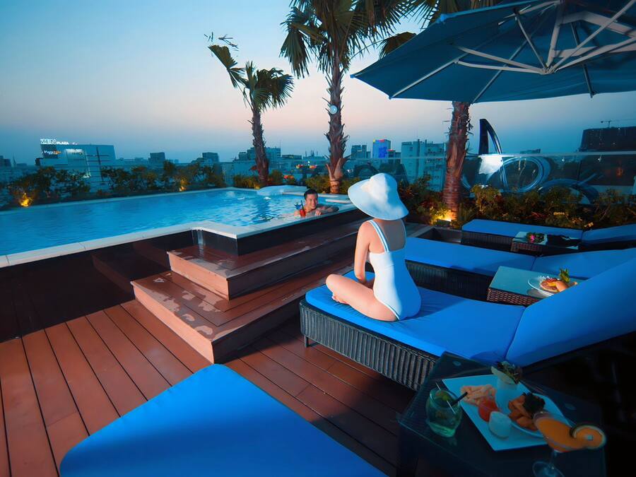 Piscina externa, guarda-sóis, espreguiçadeiras