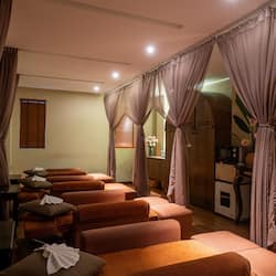 Couples treatment room(s), sauna, hot tub, steam room, body treatments