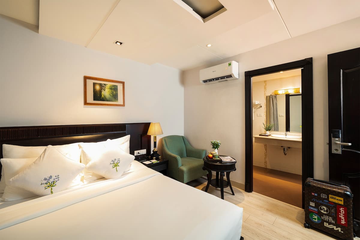 Ben Thanh Corner Room | 1 bedroom, minibar, in-room safe, desk