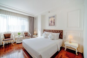 客房 (Saigon Signature Premier Room) | 迷你吧、客房內保險箱、書桌、熨斗/熨衣板