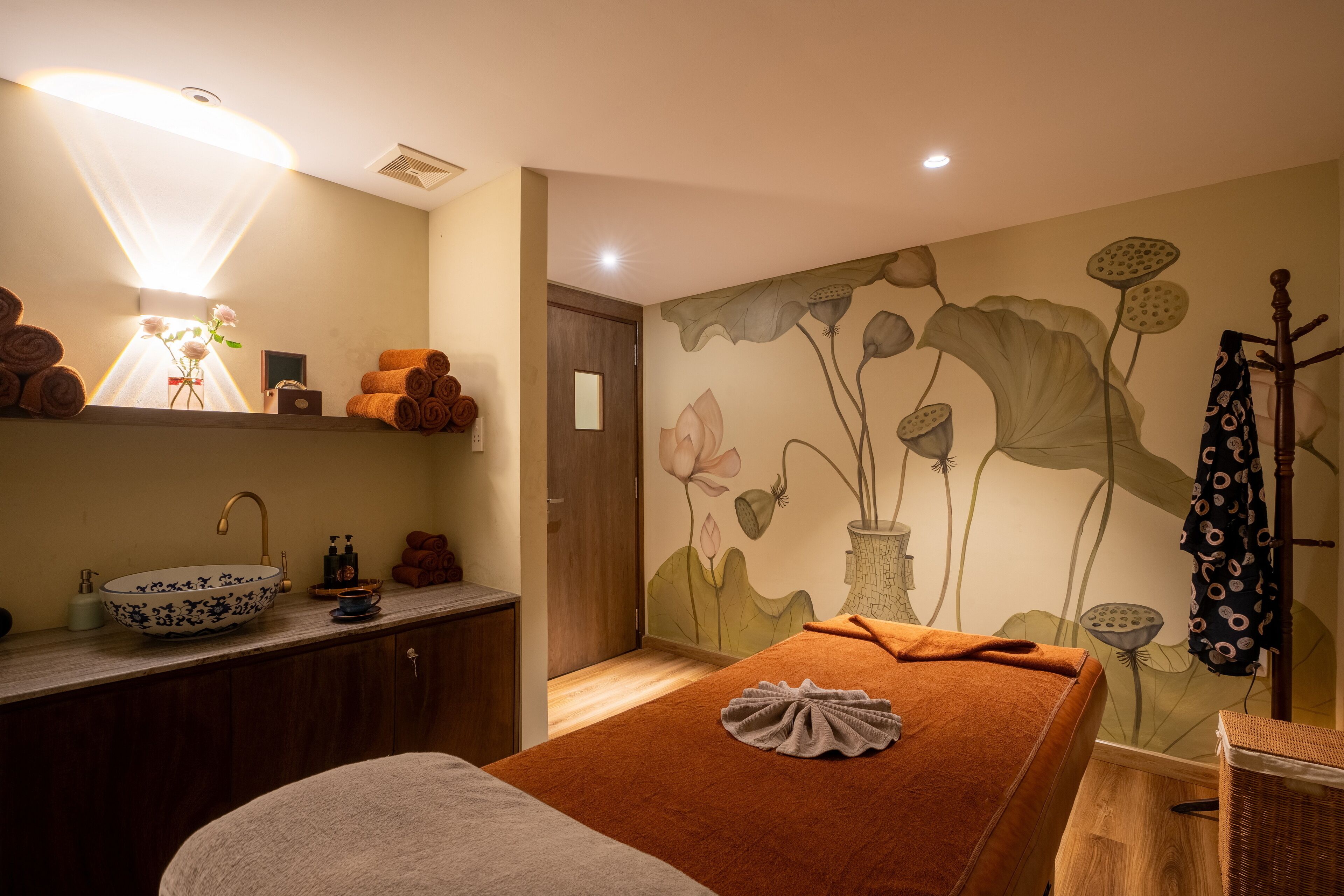 couples treatment room(s), sauna, hot tub, steam room, body treatments