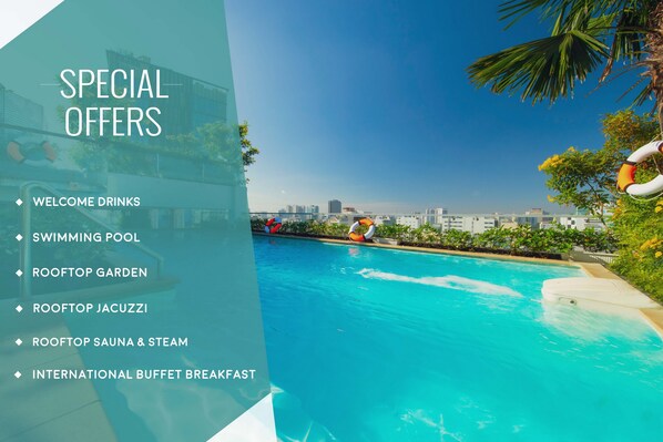 Alberca al aire libre, sombrillas en la alberca y camastros 