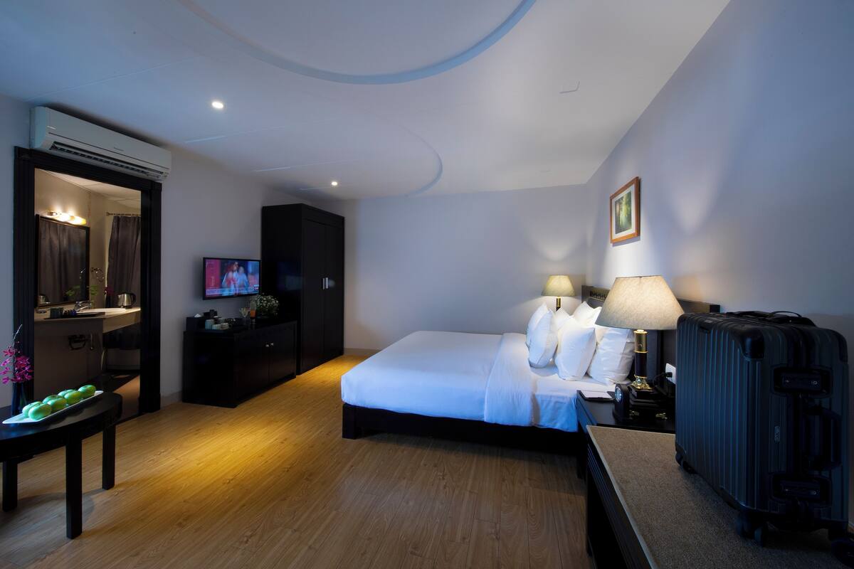 Tweepersoonskamer (Ben Thanh Gem Deluxe Room) | Een minibar, een kluis op de kamer, een bureau