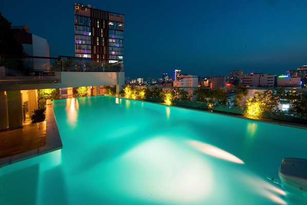 Outdoor pool, pool umbrellas, sun loungers