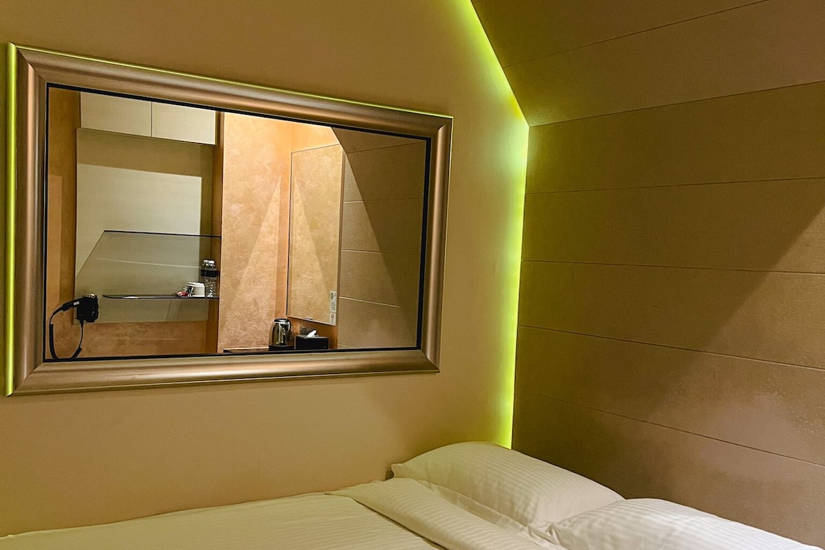Standard-Doppelzimmer, ohne Fenster | Schreibtisch, kostenloses WLAN, Bettwäsche