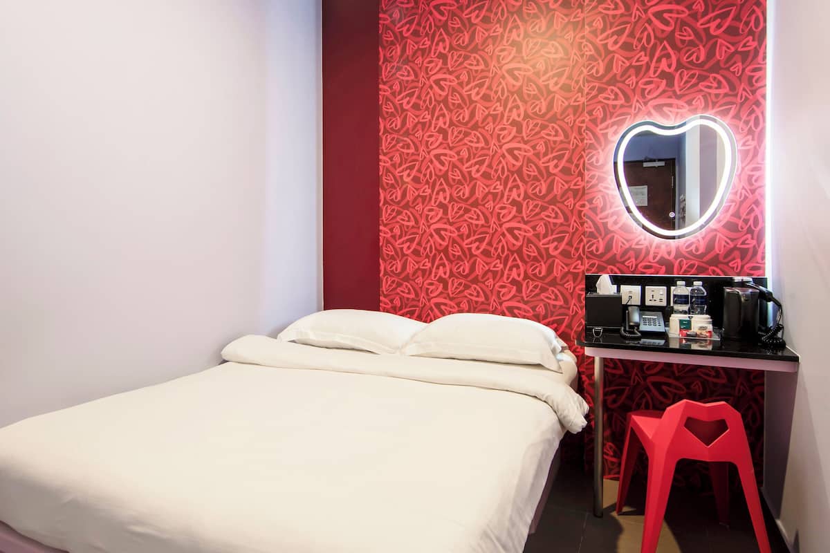 Standard Double Room, No Windows | Meja, Wi-fi percuma, cadar katil