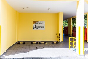 Tempat letak kenderaan sendiri percuma 