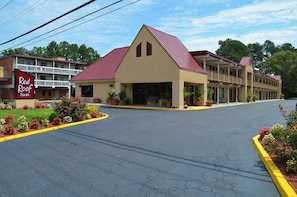 A Red Roof Inn with a red roof, a two-story structure, and a parking lot. - Red Roof Inn Williamsburg (Williamsburg)