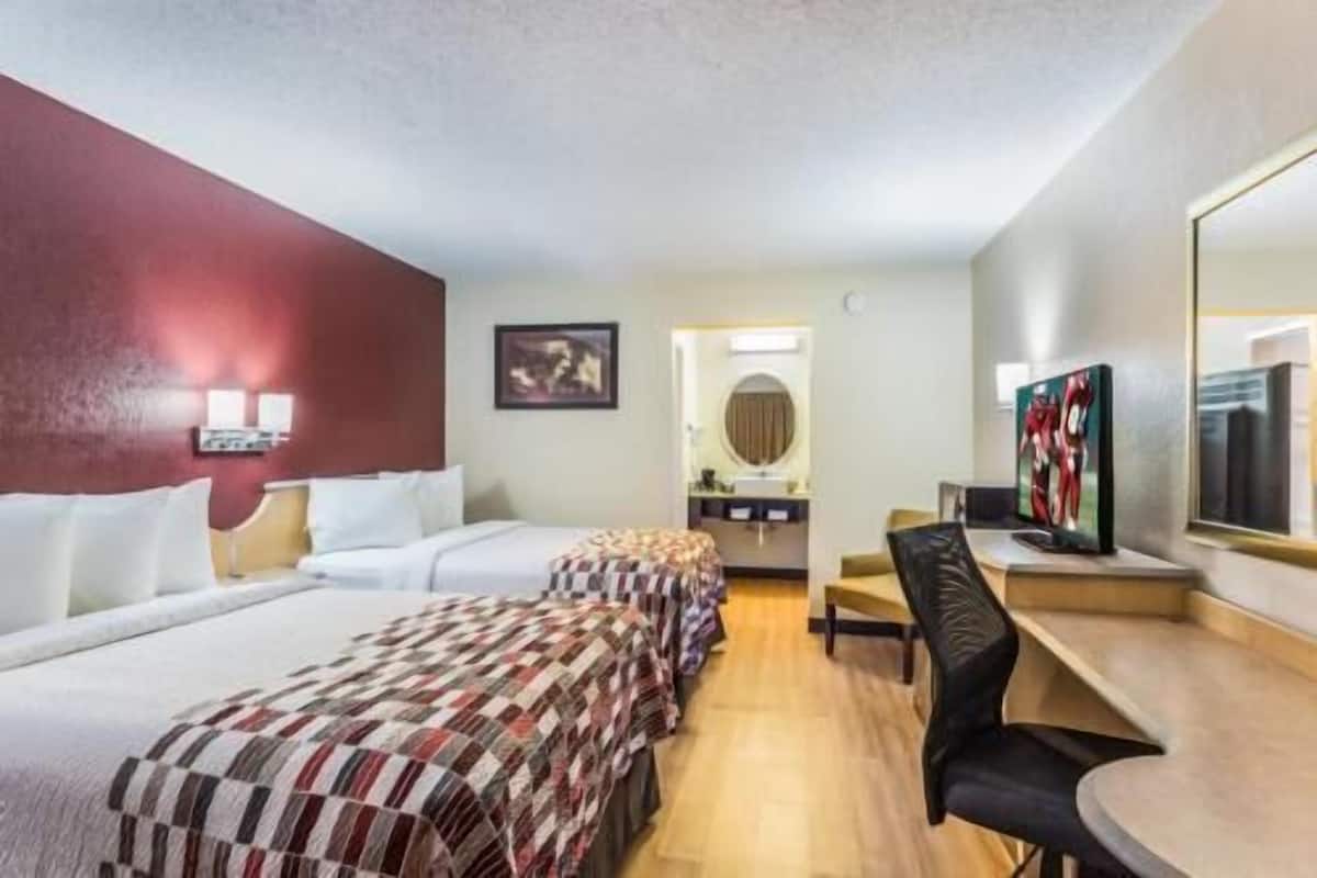 Escritorio, tabla de planchar con plancha, wifi gratis y ropa de cama