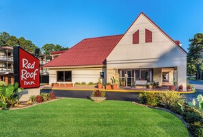 A Red Roof Inn with a red roof, a two-story structure, and a well-maintained lawn. - Red Roof Inn Williamsburg (Williamsburg)