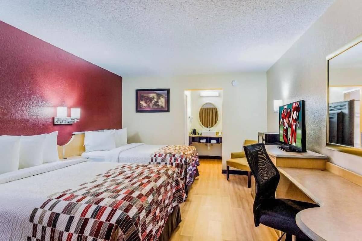 Escritorio, tabla de planchar con plancha, wifi gratis y ropa de cama