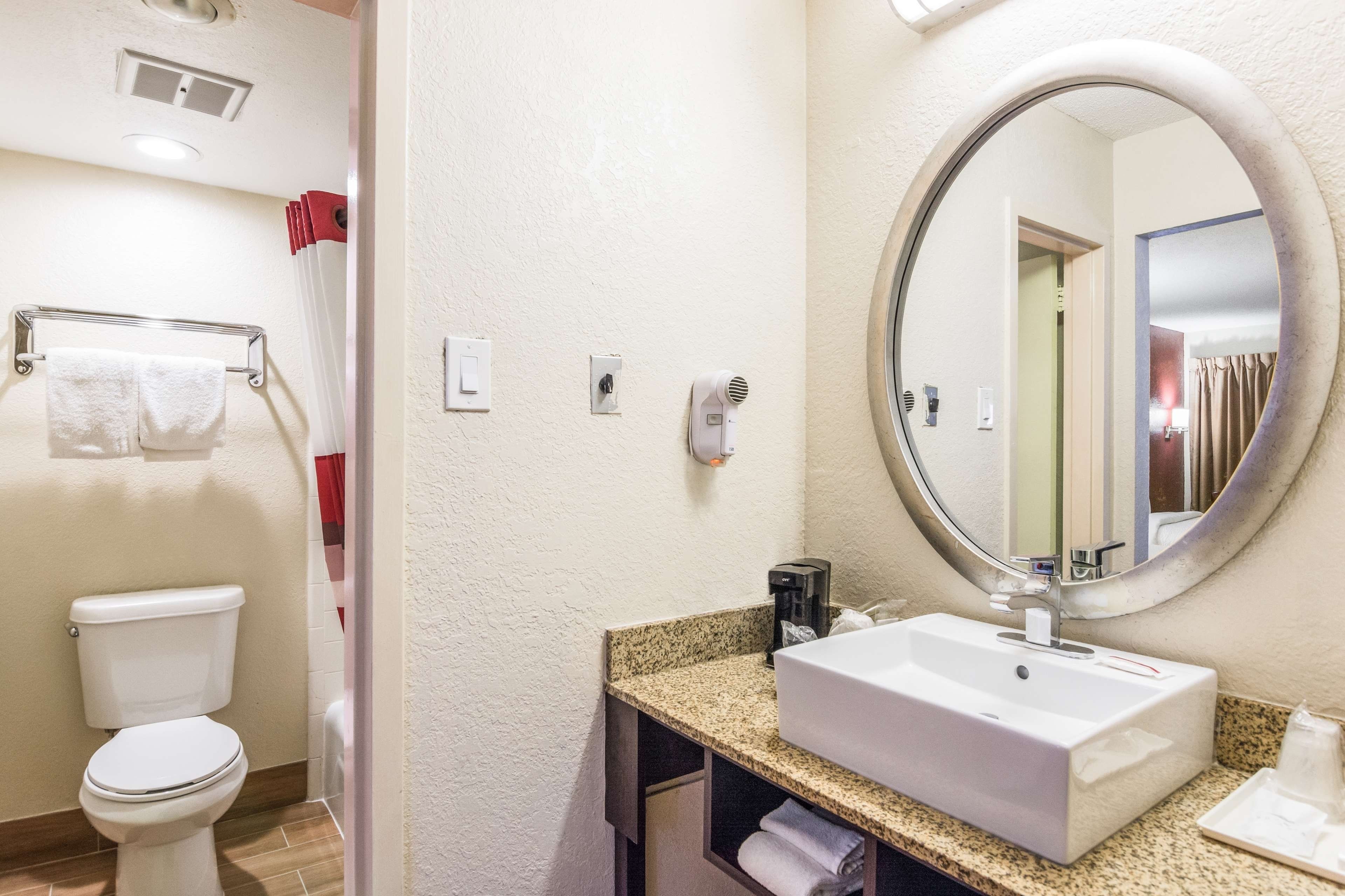 Combined shower/tub, towels
