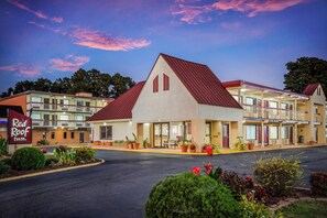 A Red Roof Inn with a red roof, multiple stories, and a parking lot. - Red Roof Inn Williamsburg (Williamsburg)