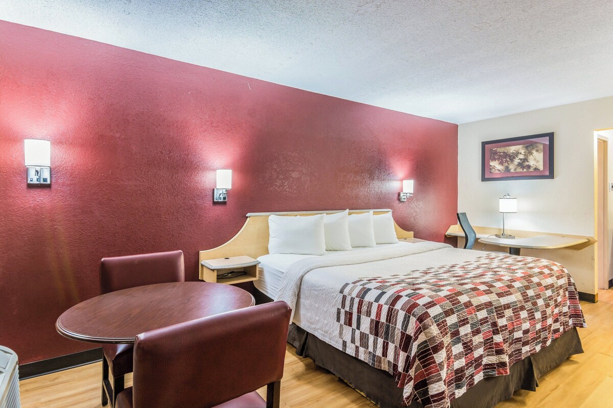 Superior Room, 1 King Bed, Non Smoking | Desk, iron/ironing board, free WiFi, bed sheets