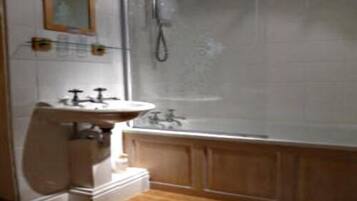 Twin Room, Ensuite (Gwanwyn) | Bathroom