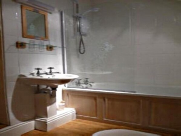 A bathroom with a sink, mirror, and shower. - Llysyfran Farm B&B (Clarbeston Road)