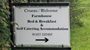 A sign for a farmhouse offering bed & breakfast and self-catering accommodation with a contact number. - Llysyfran Farm B&B (Clarbeston Road)