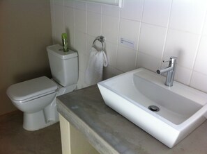 Dusche, kostenlose Toilettenartikel, Haartrockner