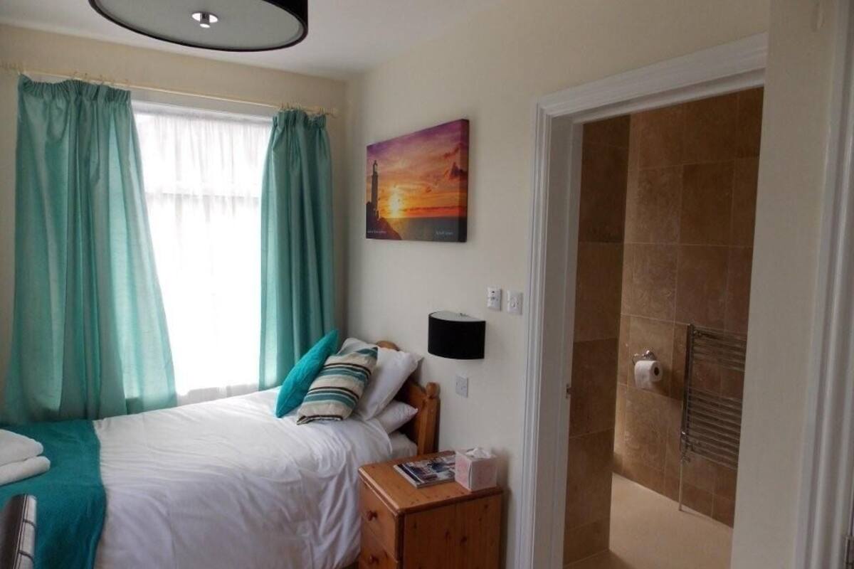 Single Room, Ensuite (Countryview)