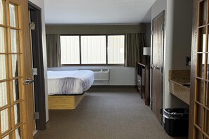 豪華套房, 1 張特大雙人床, 非吸煙房 (One-Bedroom) | 遮光布/窗簾、熨斗/熨衣板、免費搖籃/嬰兒床、免費無線上網