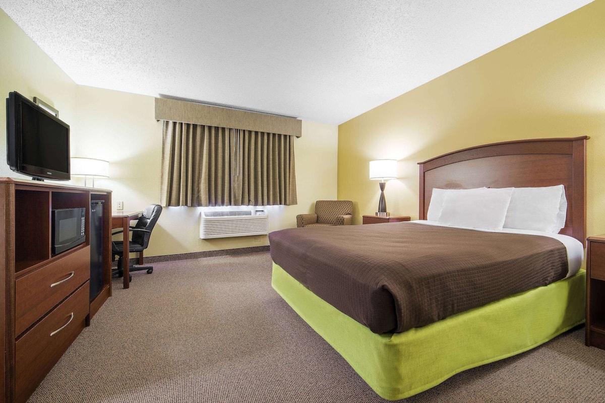 Blackout drapes, iron/ironing board, free cribs/infant beds, free WiFi