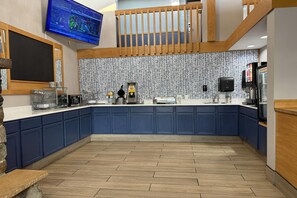 Free daily buffet breakfast  - AmericInn by Wyndham Sioux Falls (Sioux Falls)