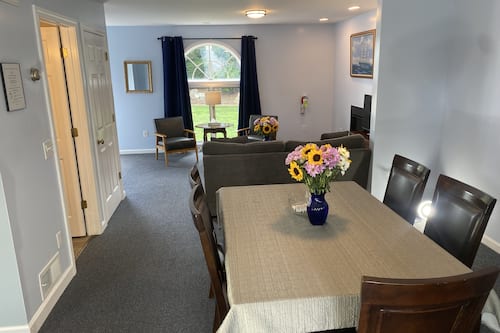Luxury-Zimmer | Wohnbereich | 32-Zoll-Fernseher mit Kabelempfang