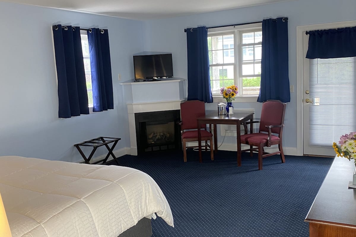 deluxe room, 1 king bed, jetted tub | blackout curtains, soundproofing, iron/ironing board, free wifi