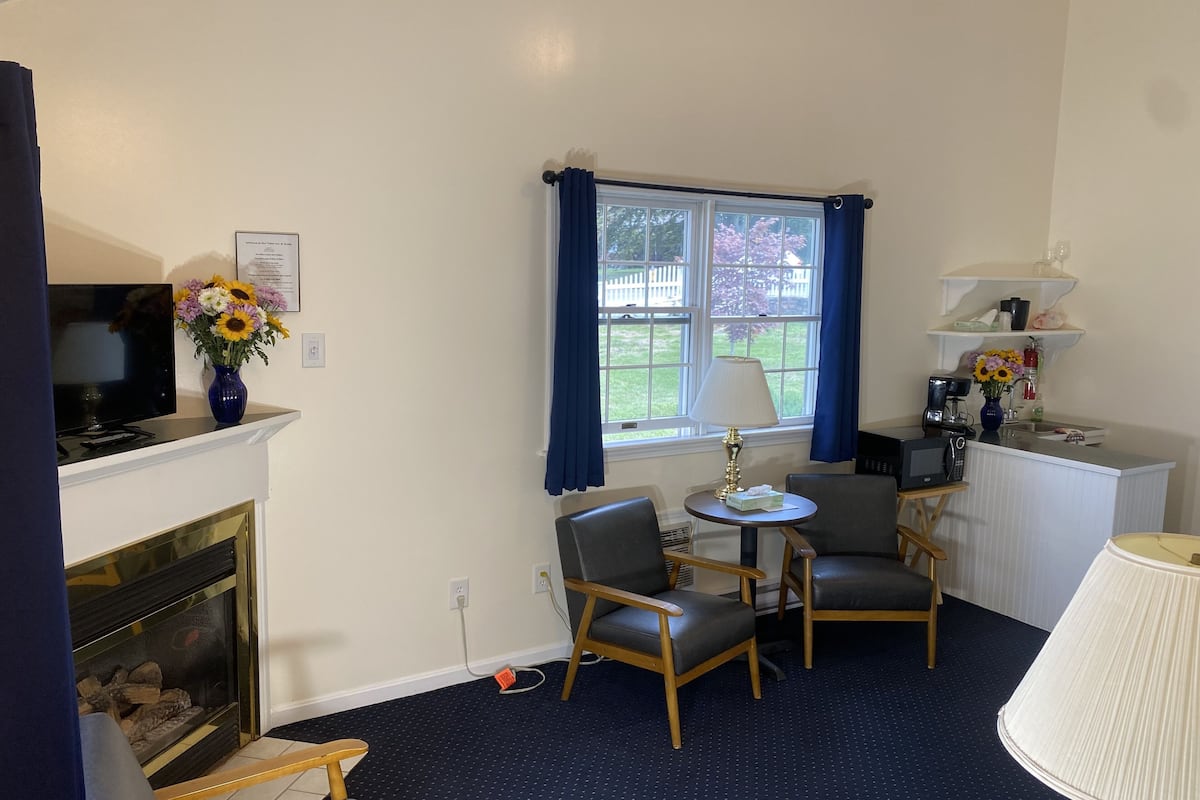 standard cottage, 2 bedrooms | living area | 32-inch tv with cable channels
