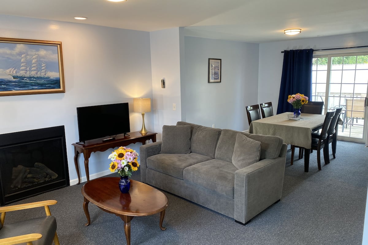 luxury room | living area | 32-inch tv with cable channels