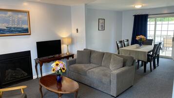 Habitación de lujo | Zona de estar | Televisión de 32 pulgadas con canales por cable