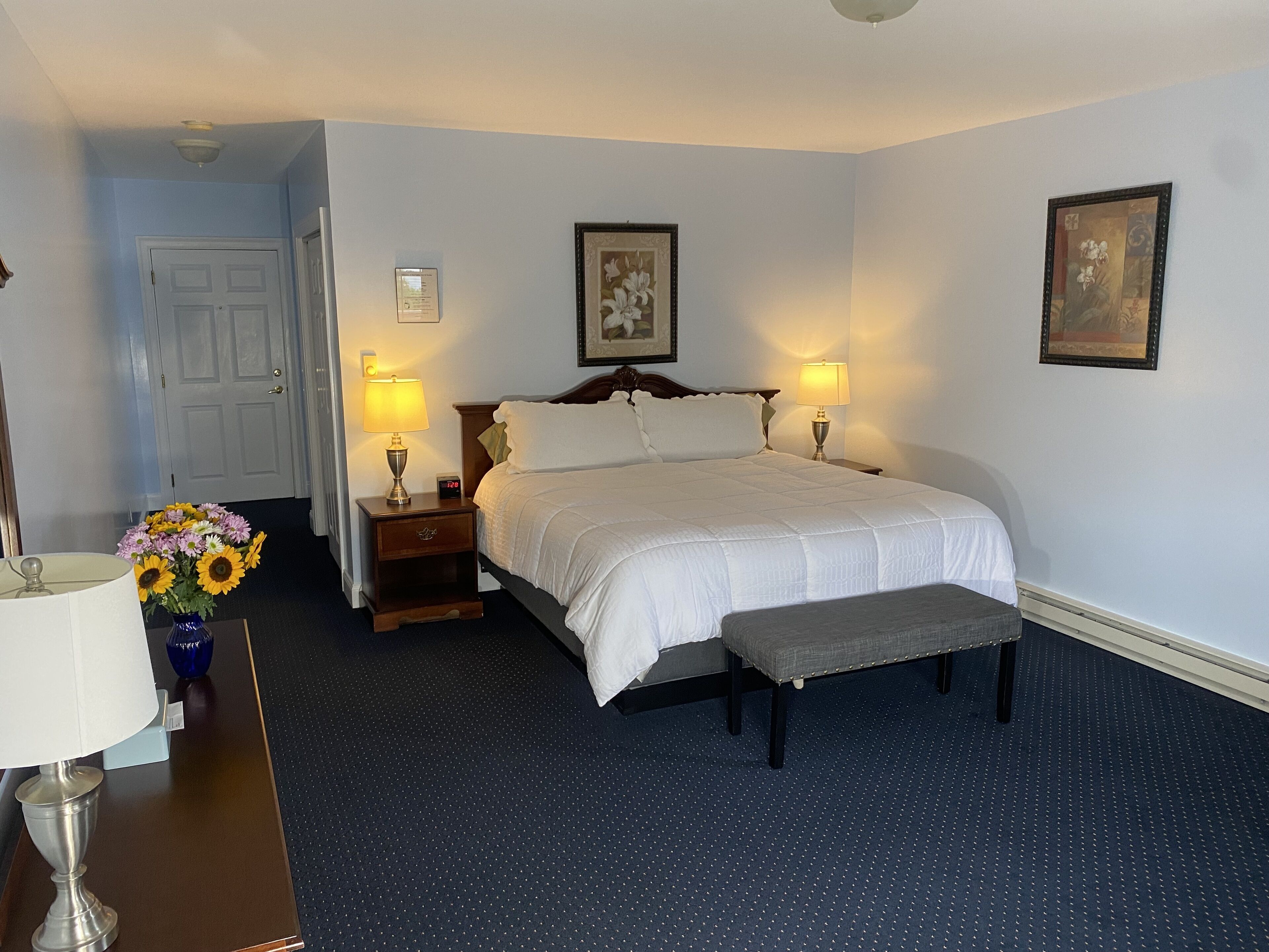 deluxe room, 1 king bed, jetted tub | blackout curtains, soundproofing, iron/ironing board, free wifi