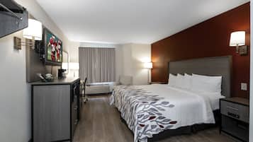 Escritorio, espacio para trabajar con laptop y cortinas blackout