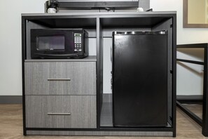 Eine kleine Küche mit Mikrowelle und Kühlschrank.