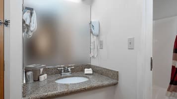 Deluxe kamer, 2 queensize bedden (Smoke Free) | Badkamer | Een bad/douchecombinatie, een haardroger, handdoeken, zeep