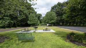 Un parco con area picnic, panchine e un piccolo riparo.