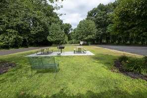 A park with a picnic area, benches, and a small shelter. - Red Roof Inn Clifton Park (Clifton Park)