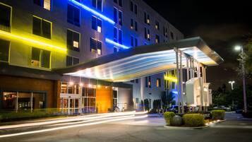 Voorkant accommodatie - avond/nacht