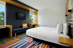 Sengetøy av topp kvalitet, dundyner, safe på rommet og skrivebord