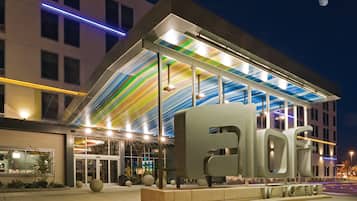 Depan hartanah - siang/malam