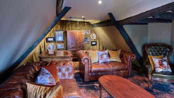 Suite | Living area | 32-inch flat-screen TV with digital channels, TV, Netflix