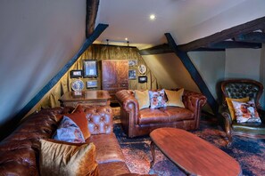 Suite | Living area | 32-inch flat-screen TV with digital channels, TV, Netflix - Guy Fawkes Inn (York)