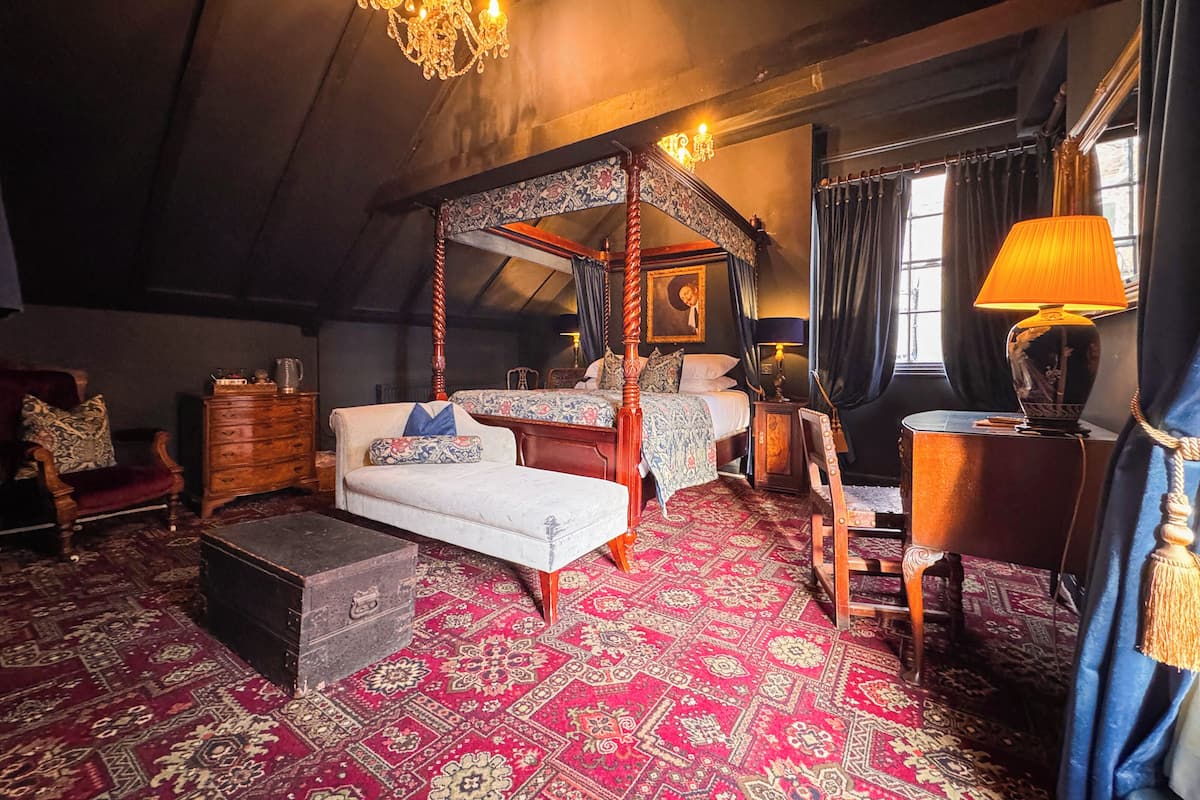 1 bedroom, individually decorated, individually furnished