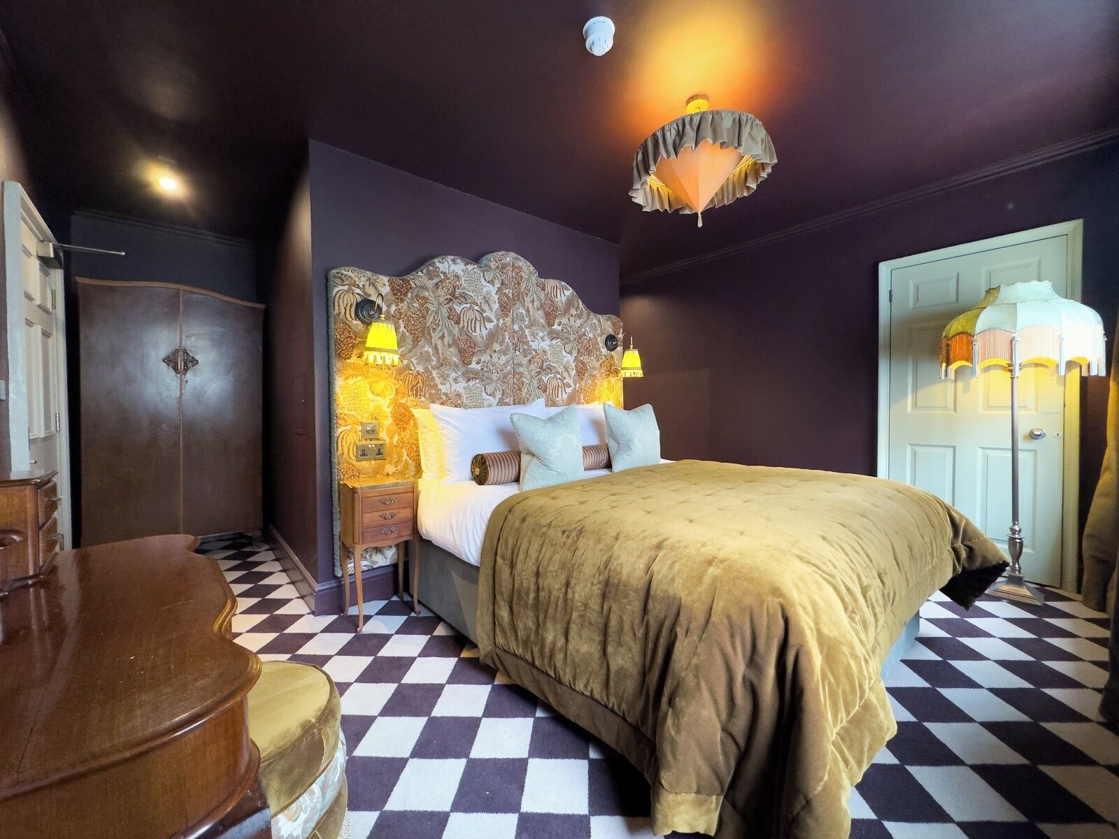 1 غرفة نوم وبديكورات فريدة لكل غرفة وطراز فريد لكل وحدة ومكواة/لوح كي