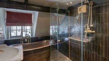 Suite | Badkamer | Een douche, gratis toiletartikelen, een haardroger, handdoeken
