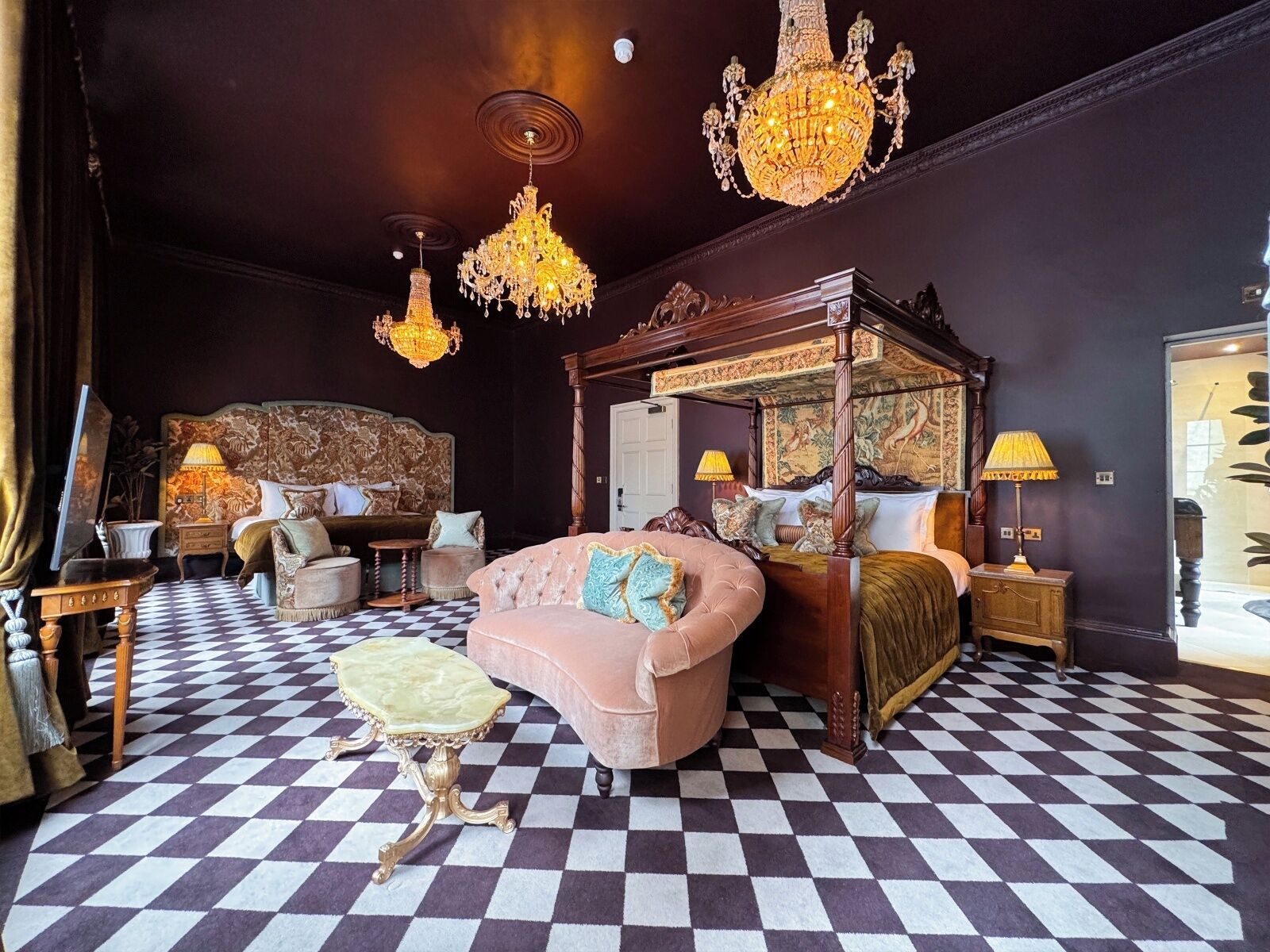 1 غرفة نوم وبديكورات فريدة لكل غرفة وطراز فريد لكل وحدة ومكواة/لوح كي