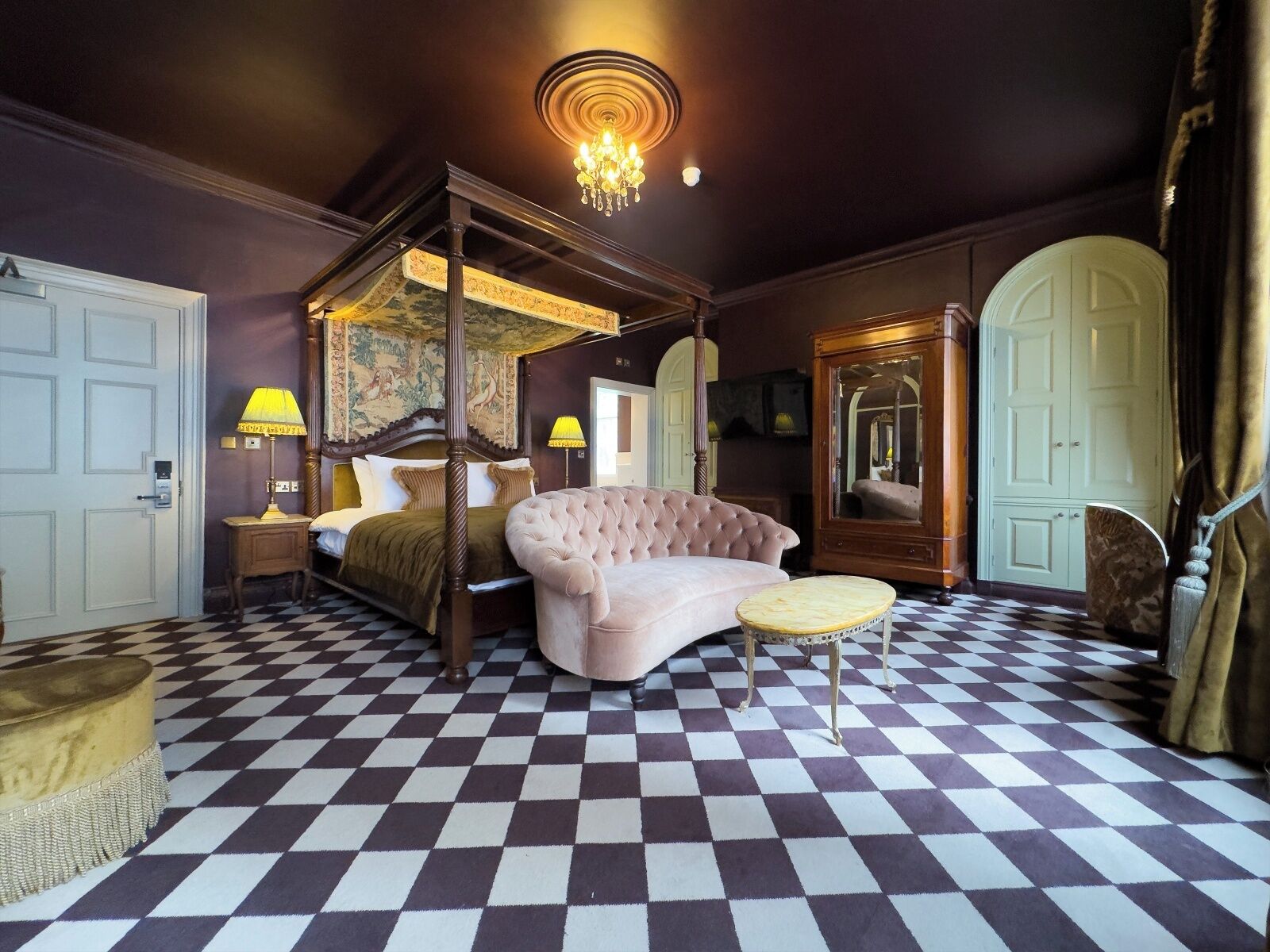 1 غرفة نوم وبديكورات فريدة لكل غرفة وطراز فريد لكل وحدة ومكواة/لوح كي