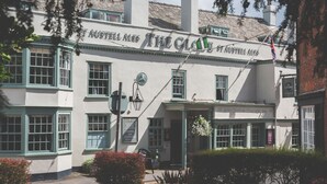 A building with a sign reading "The Globe at Anstell Ave." and "16th Century Coaching Inn." - The Globe (Exeter)