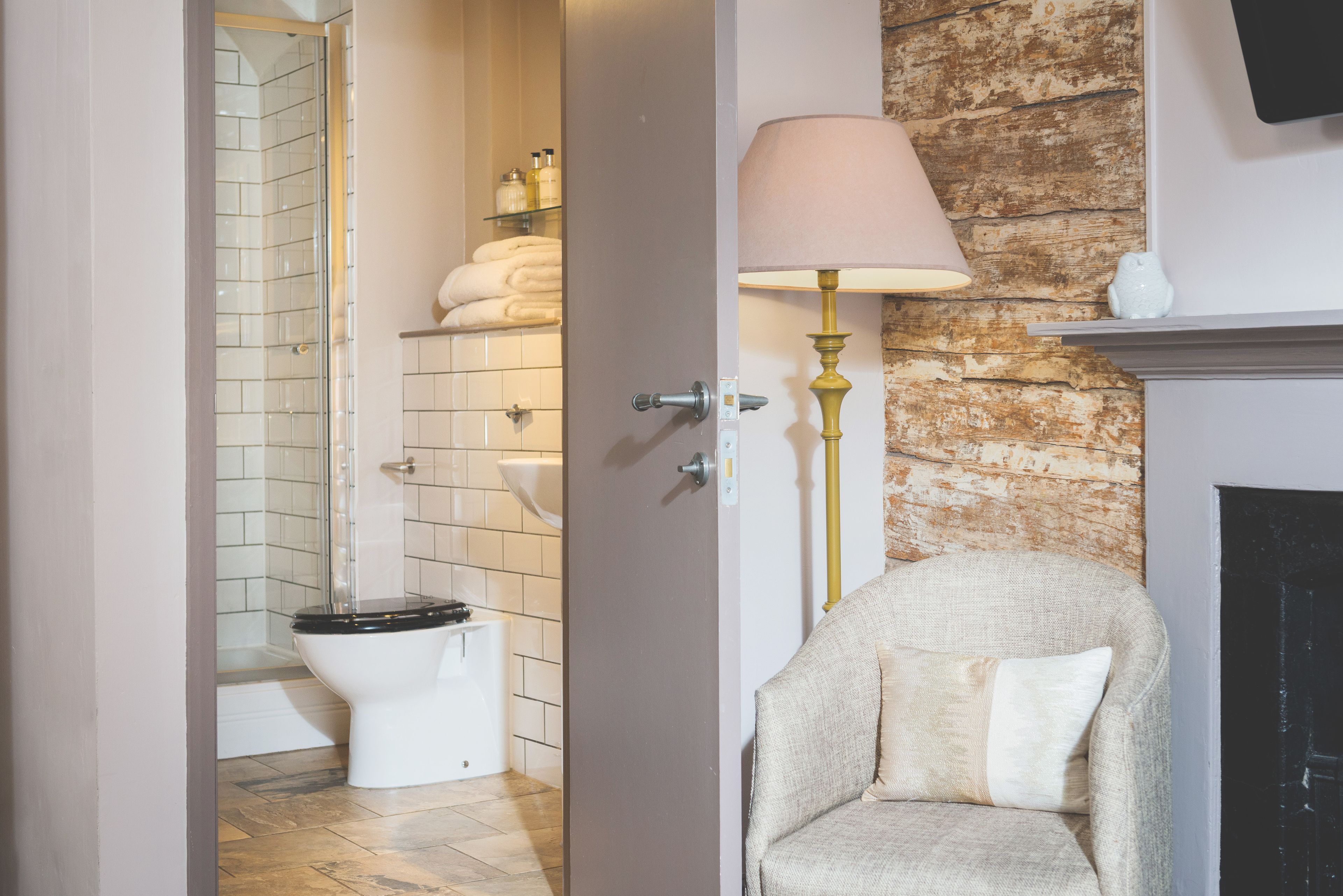 Een douche, gratis toiletartikelen, een haardroger, handdoeken